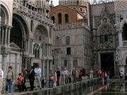 Bóng đá anh, ngoại hạng anh, lịch thi đấu euro 2012, Thành Venice vật lộn chống "giặc nước"
